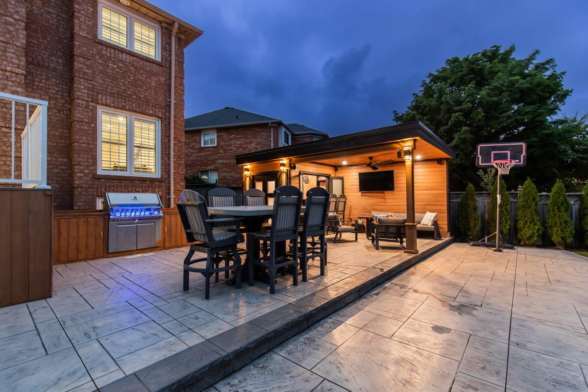 LakeviewTeam's tweet image. It&apos;s still summer in this gorgeous backyard 🏡 The pool is warm, come on over ✨

📍1142 Old Oak Drive

#ThisCouldBeYourHome #EndlessSummerVibes #oakville