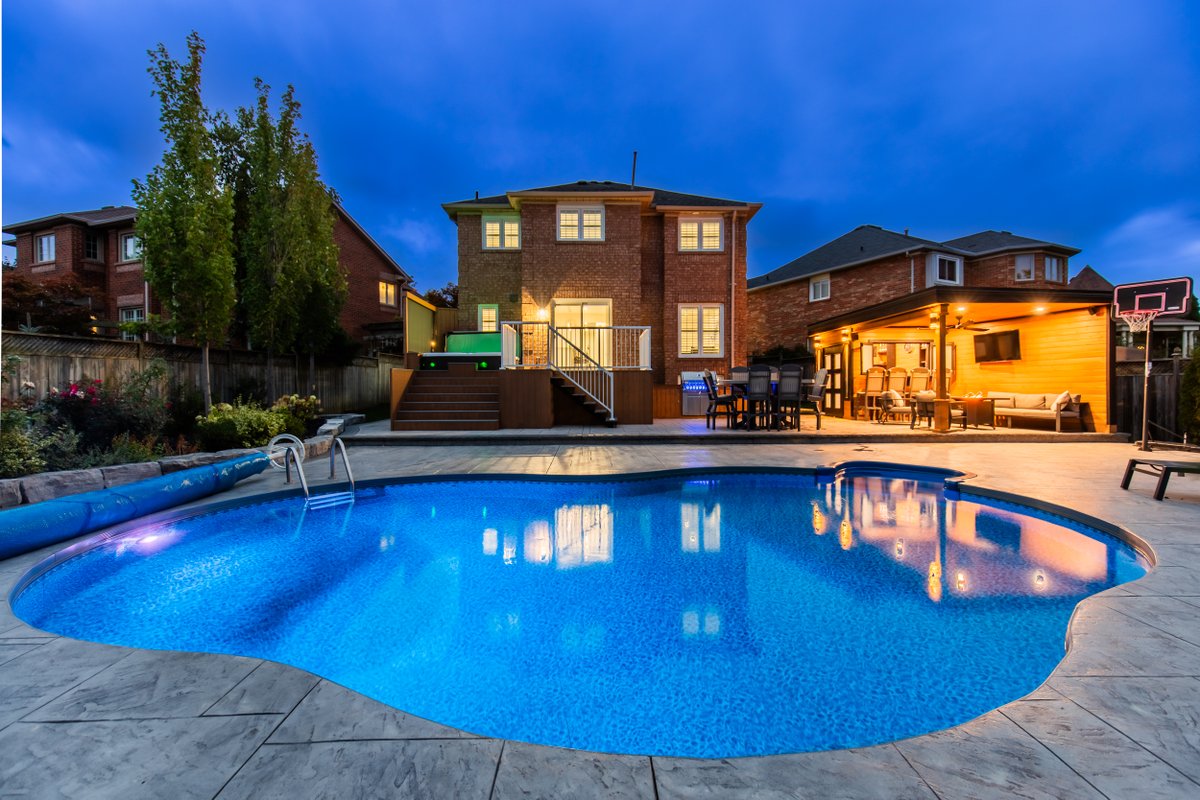 LakeviewTeam's tweet image. It&apos;s still summer in this gorgeous backyard 🏡 The pool is warm, come on over ✨

📍1142 Old Oak Drive

#ThisCouldBeYourHome #EndlessSummerVibes #oakville