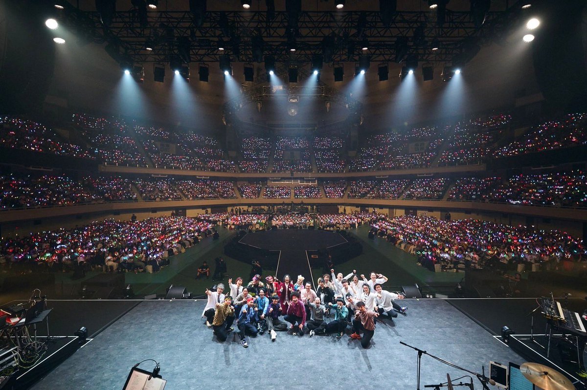 RAB_CREW's tweet photo. #リアルアキバボーイズ武道館
終演しました。

僕たちオタク達が、ダンサー達が。
アーティストとして、武道館に立って、
こんな風景を見れるなんて17年前は考えれなかった。

出会えた全ての人たちに。
出会えた全ての保護者の皆に。
出会えた全てのスタッフの皆に。

本当にありがとうございました。
僕たちのお話はまだまだ続きます。

◆配信現場アーカイブ
https://t.co/UXJQfNveko

#リアルアキバボーイズ武道館