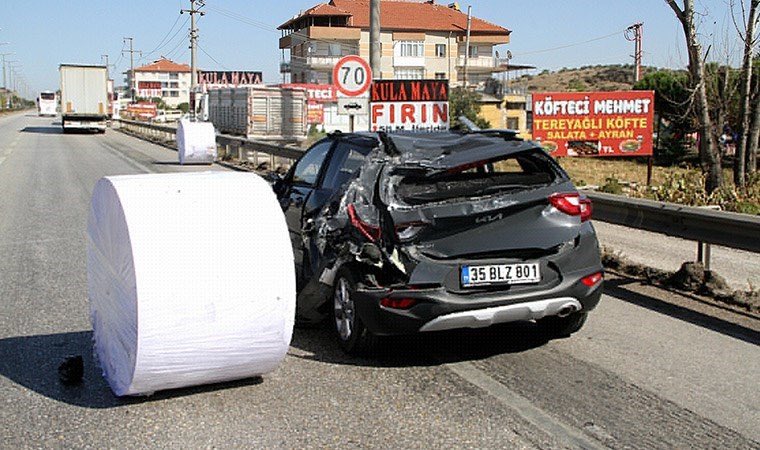 artihabercom's tweet photo. FACİADAN KIL PAYI KURTULDU

- Manisa'nın Kula ilçesinde önündeki araca çarpmamak için sürücüsünün manevra yaptığı TIR'dan yola savrulan kağıt bobinlerinden biri, seyir halindeki otomobilin üzerine düştü. 

- Olayda ölen ya da yaralanan olmadı. https://t.co/xWTT6IkY6i