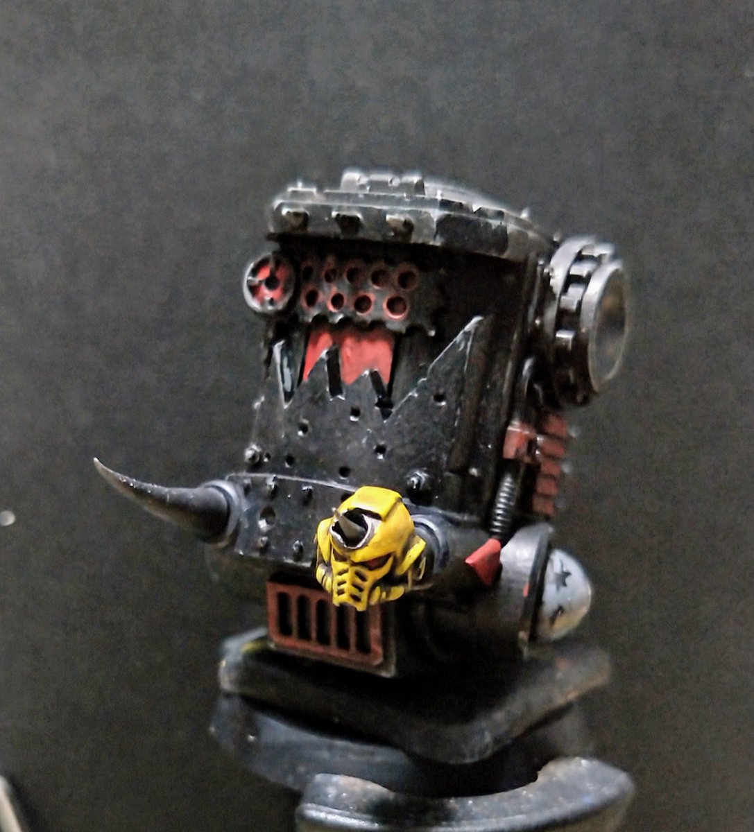 dakka_2's tweet photo. #warhammer40k  #WarhammerCommunity  #spacemarine  #Ork  #killakans
なにげウルトラマリーン戦団よりも好きな、インペリアルフィストのヘルメット塗りました。
写真2枚目は「  アッシがキラーカンになったキネンに、ボスがくれたんでし！！ 」です。 https://t.co/Lxraj7gjcx