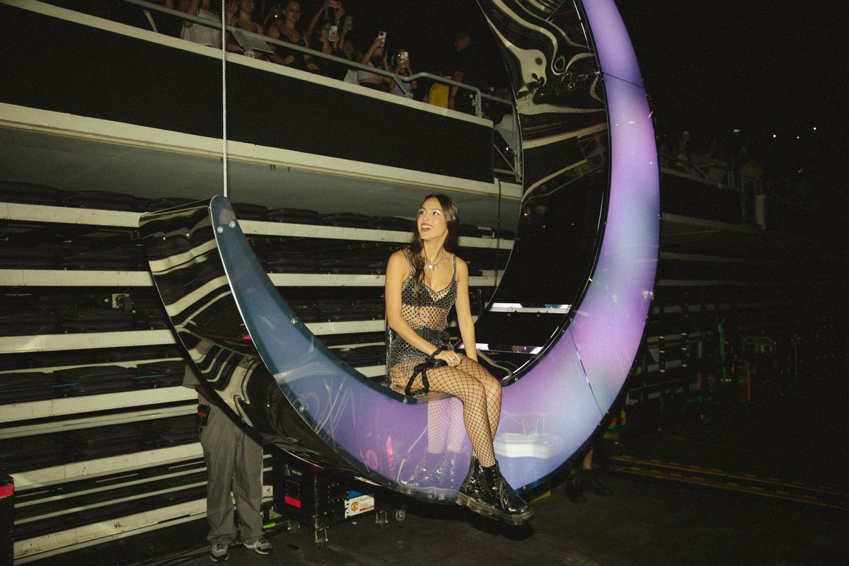 LiviesHQ's tweet photo. there’s nothing sour about two nights in singapore 💟 next stop: #GUTSWorldTourManila!!!

📸: ig/milesleavphoto