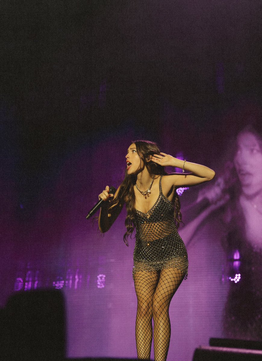 LiviesHQ's tweet photo. there’s nothing sour about two nights in singapore 💟 next stop: #GUTSWorldTourManila!!!

📸: ig/milesleavphoto