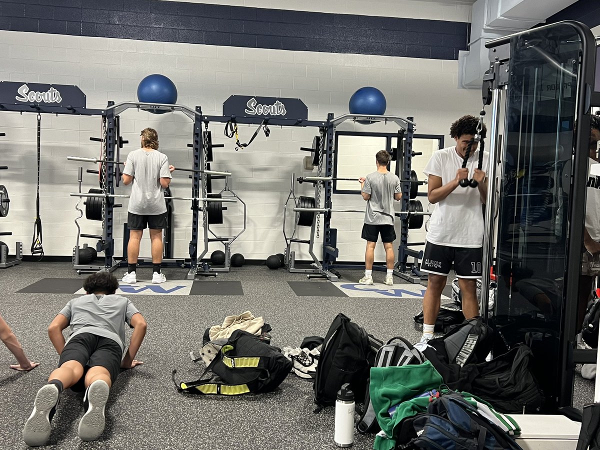 WeiserBoysHoops's tweet photo. Another week of getting better. Another week of competing. Another week of pulling one another up π #RUNtheTOWN #WeiserEnergy #GoScouts #FallWorkouts https://t.co/GRWtUbkNRB