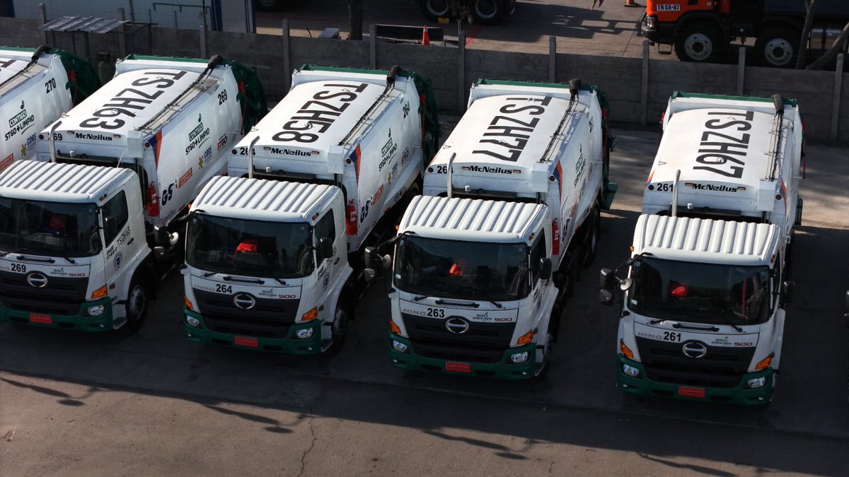 Muni_Stgo's tweet photo. 🟣 ¡Contigo Stgo + Limpio! 🍃

👉 Recepcionamos los 25 nuevos camiones recolectores de residuos que se van a sumar a la flota que a a día circula por la ciudad. 

👉 Estos camiones se suman a las 16 máquinas que se han adquirido desde el 2022. https://t.co/9fPi8Kqnpa