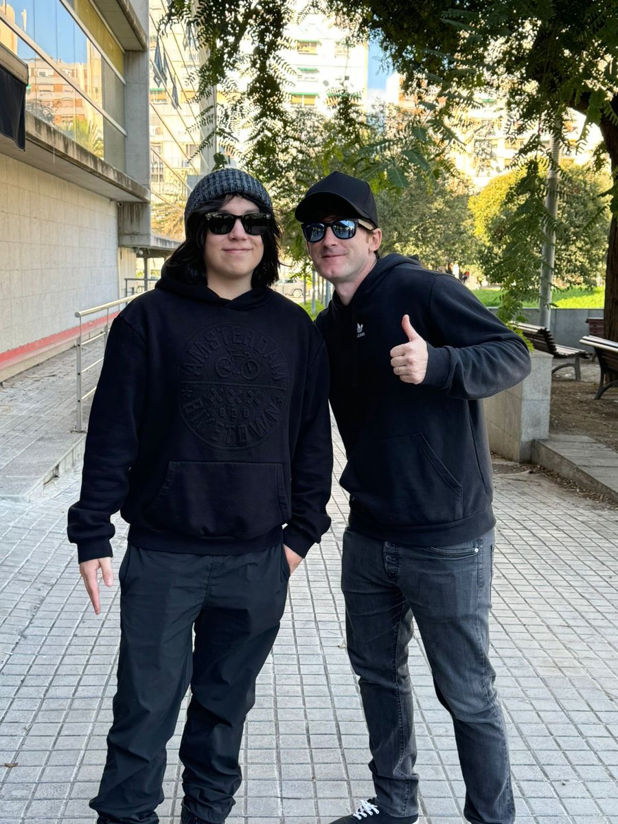 padre e hijo se vuelven a encontrar después de años