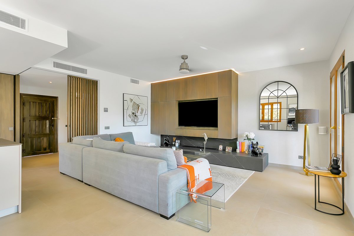 mibrobanus's tweet photo. Breathtakingly Beautiful Totally Reformed 4 bed Townhouse - This is just perfect, stunning from head to toe, must be seen to appreciate. 975,000 Euro https://t.co/tPpgphAYJI