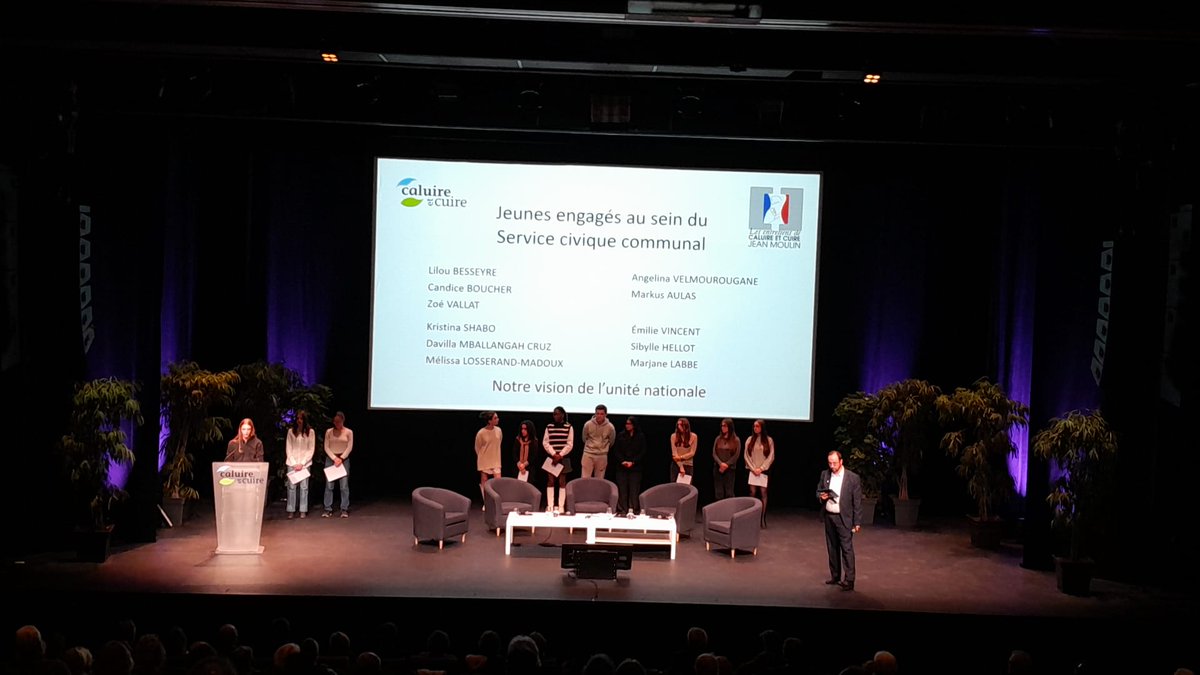 Ils sont 11 jeunes, engagés au Service civique communal, à être montés sur scène pour nous parler de leur vision de l'unité nationale 👏