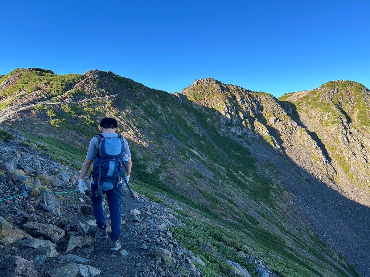 本日の投稿です⛰
2人だけですが、夏休み終わる直前の9月に仙丈ヶ岳に行ってきました！かなり朝早くから登りましたが、天気も良くご来光も見れて最高でした☀️

#学習院 #学習院女子 #学習院大学 #学習院女子大学 #春から学習院 #春から学習院女子 #春から学習院女子大学  #春から学習院大学