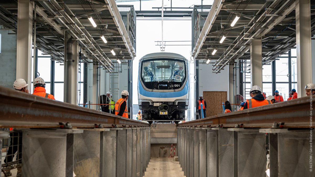 📢 La première rame des lignes 16 et 17 est arrivée au centre d’exploitation d’Aulnay !

Après 8 ans de travaux, cette nouvelle étape marque l’avancée de la #ligne16 et la #ligne17 du #nouveaumétro 🚇.
L’assemblage du train sera réalisé dans les prochains jours puis les premiers
