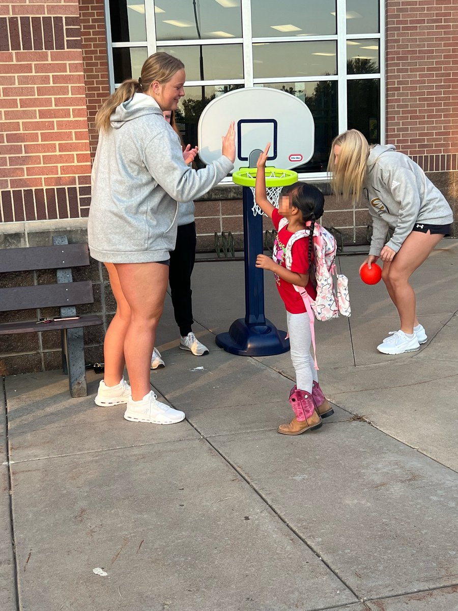 🙌🏼 HIGH FIVE FRIDAYS ARE BACK 🙌🏼

Beautiful morning to go over to Riverside Elementary and help students kick off their Friday morning with some energy, high fives, and buckets! 🏀🐝
#StingersUp #LadyHornets