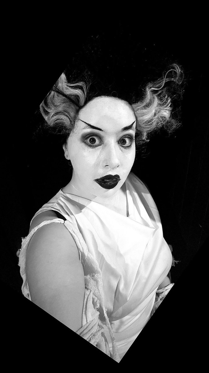 missalexam's tweet photo. Had a blast hanging out over at #LegendsofHorror this morning 😘 

#brideoffrankenstein #scareactor https://t.co/3q2ycjdTcH