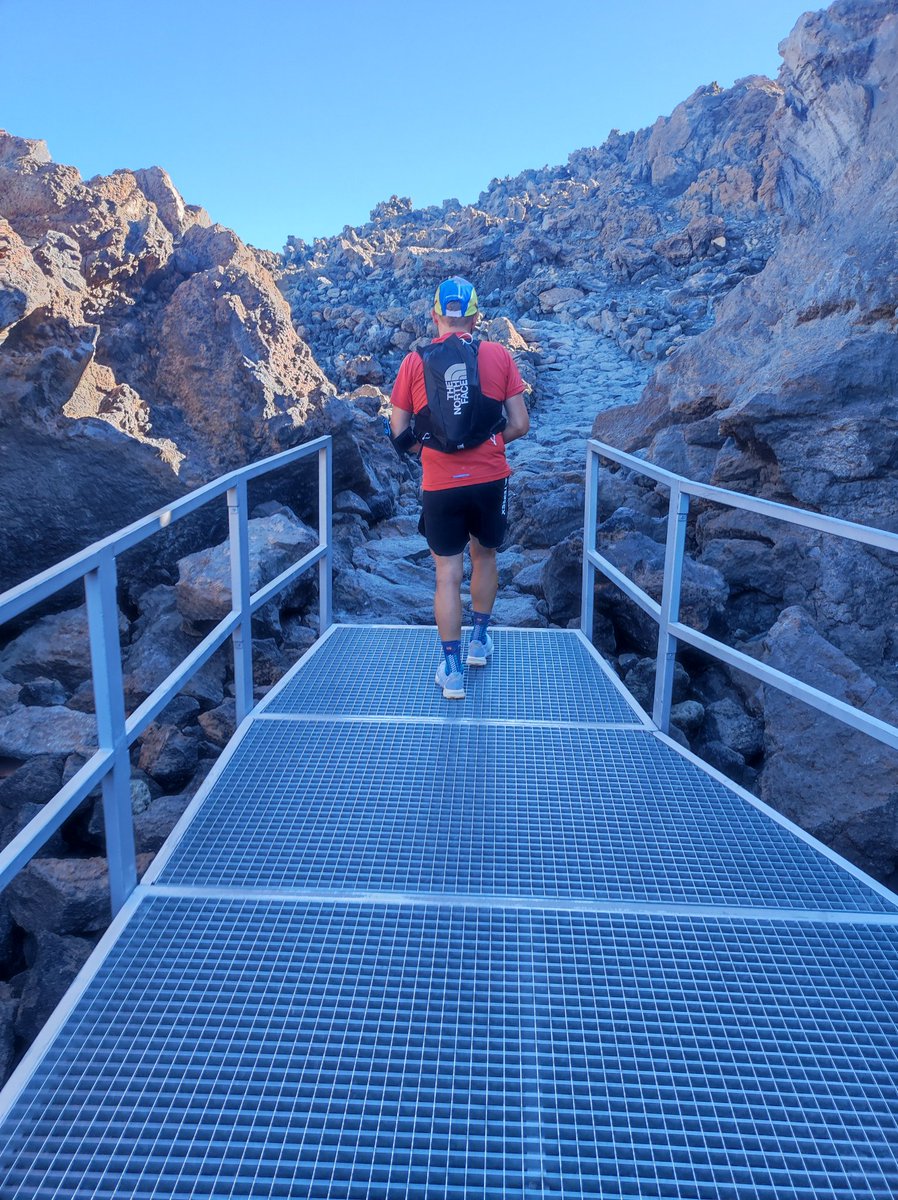 jesus_aldea's tweet photo. Porque al final no recordarás el tiempo que permaneciste en la oficina o arreglando tu casa. Ve y escala la maldita montaña (Jack Kerouac)
En la cima del @pnteide a 3.718 mts https://t.co/WfqhGiusNx