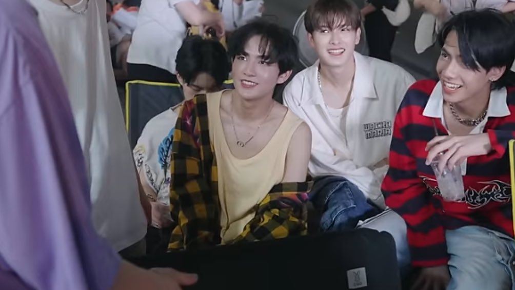 เก้าอี้ตัวเดิม ขุนกับภีมก็อยู่ที่เดิม แค่เปลี่ยนคนนั่งเก้าอี้จากไทยเป็นม้าค คือน้องฮ้าทนางไม่ยอมนั่งเก้าอี้เลยเหรอ นั่งตักเค้าอย่างเดียว ใครนั่งเก้าอีกนั่งไปนะนี่จะขอนั่งตักงี้เหรอ55555555555