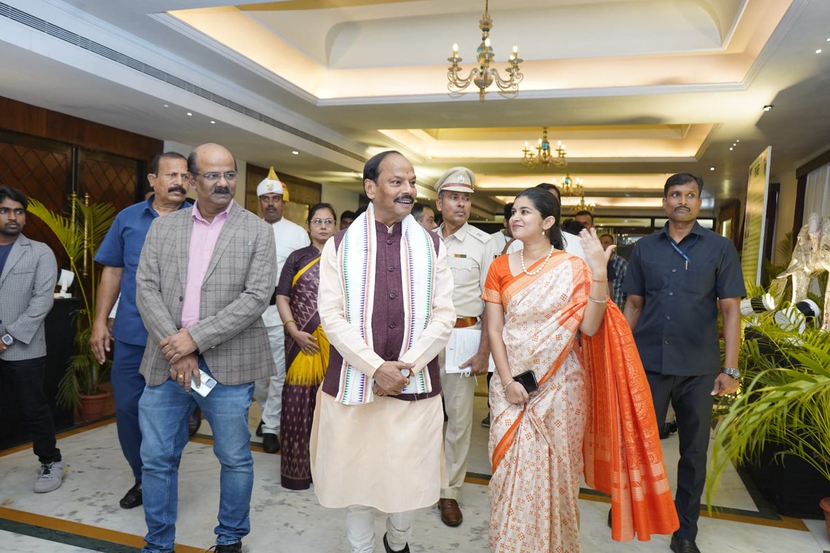 EarthAgain_IN's tweet image. Hon'ble Governor Raghubar Das highlighted 'Punascha Pruthibi' initiative's potential to combat climate change. Sri Kanak Vardhan Singh Deo and Sri Suresh Pujari stressed that climate protection must not be compromised for development.

@sambad_odisha #EarthAgainConference