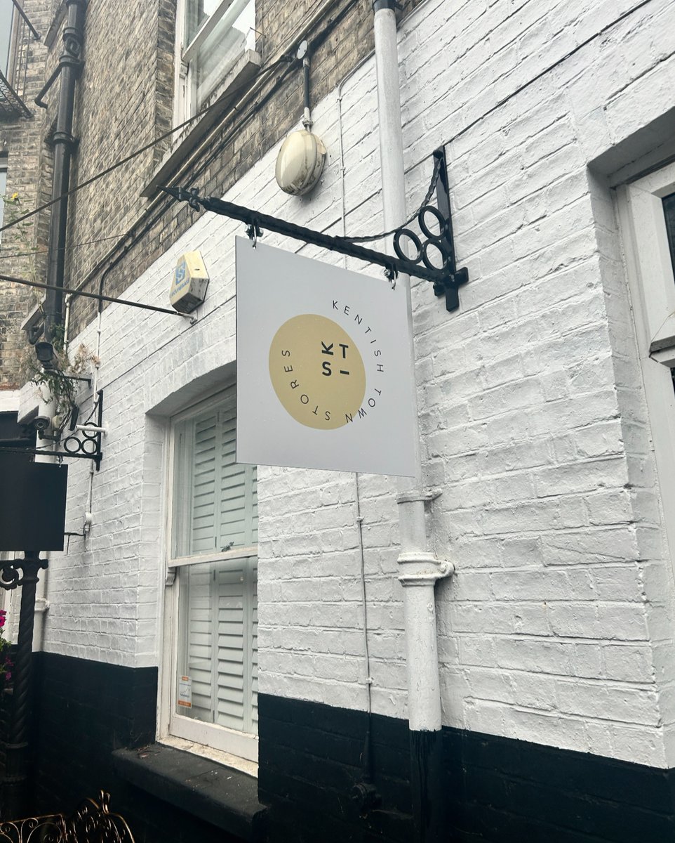 mjcp_london's tweet image. 🎨🎨 Whether is is simplicity or colour that you desire, our print services bring an impactful presence to your brand. 

#branding #vinylgraphics #printdesign