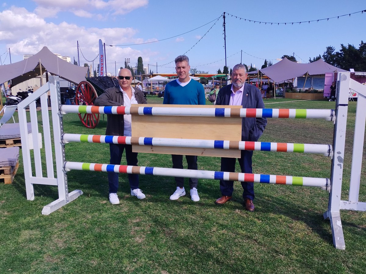 Tres Històrics del #FutCat han visitat avui el <a href="/catfutbolrmarca/">CatalunyaFutbol</a> ⚽
<a href="/uesants/">UE Sants</a>, <a href="/martinenc/">FC Martinenc</a> i <a href="/cejupiter/">Aaron Spector</a>.
OBJECTIU: Pujar a #LligaElit. Els seus presidents <a href="/Forki13Joan/">Joan Forcadell</a> #DavidAlonso i <a href="/salvador231159/">Salvador Franco Torres</a> es preparen per intentar superar els obstacles que apareguin en el camí.
📻 #89.1FM