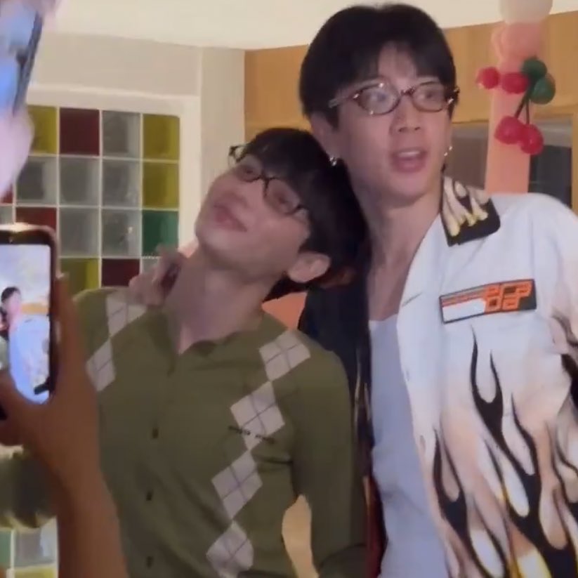 ivaugxx's tweet image. something never change