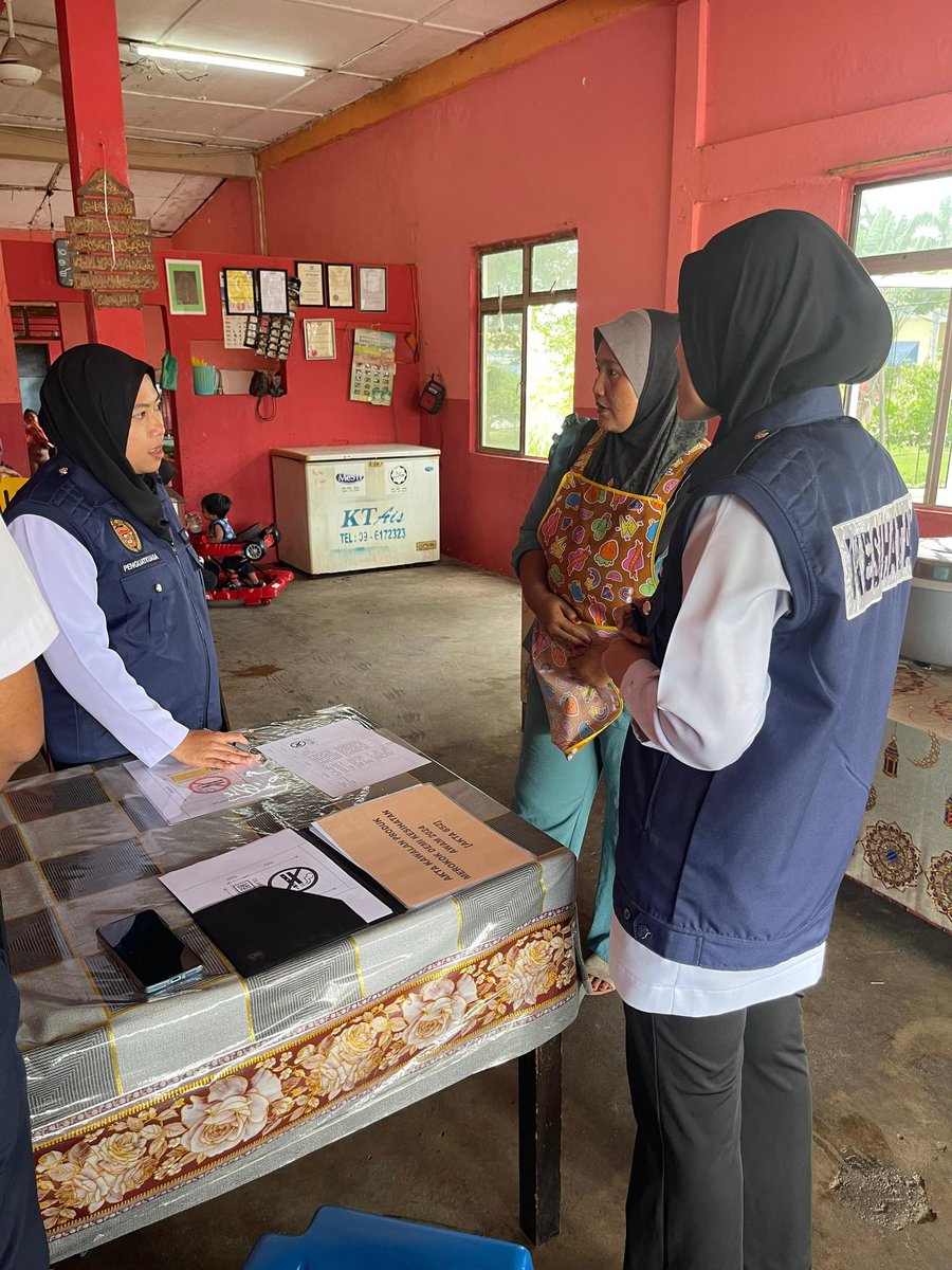 UIPNJKNT's tweet photo. HARI 4 : OPS CAKNA AKTA 852 DI SEKITAR KUALA TERENGGANU
Seramai 8 anggota penguatkuasa terlibat dan sebanyak 28  premis diperiksa di sekitar Setiu bagi menjalankan kempen educational enforcement.
@SIPKKM https://t.co/xMlbzKYjc1