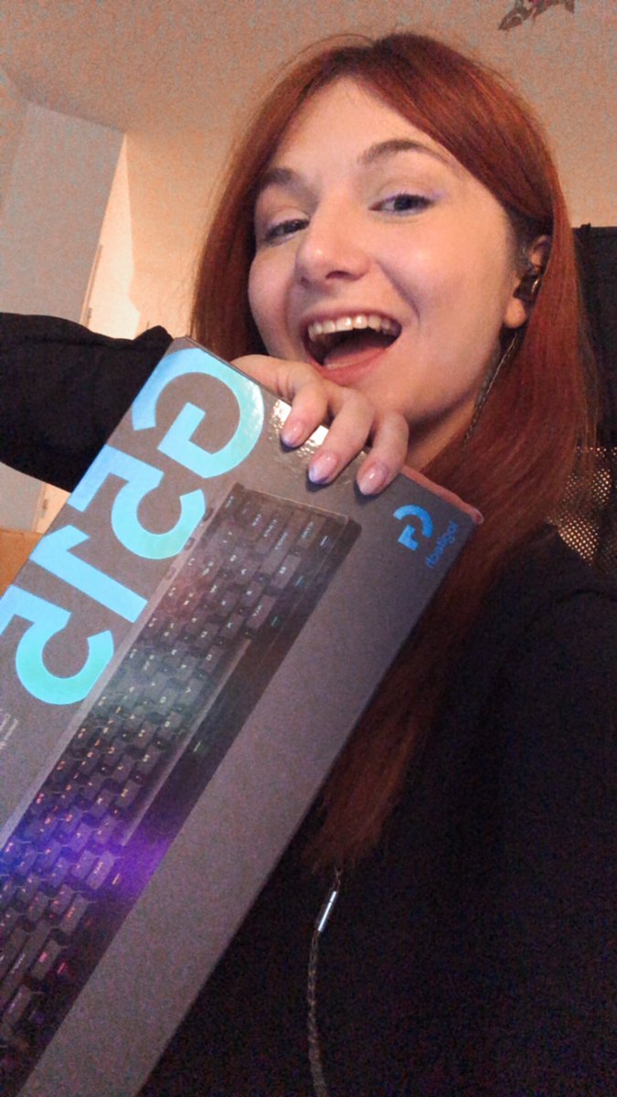 nunakeau's tweet photo. 🔔GIVEAWAY🔔

Grâce à @LogitechGFrance et @Fulllife_fr je peux vous faire gagner ce nouveau clavier gaming sans fil dont j’ai fait la vidéo unboxing récemment pour les #LOGIPLAYDAYS

Pour participer :
✨ Follow @nunakeau /@LogitechGFrance / @Fulllife_fr 
✨RT ce X (lol)

Et en bonus tu peux me montrer une photo de ton setup en commentair ça me fera plaisir (mais pas d’obligation)

TAS le 10 octobre !