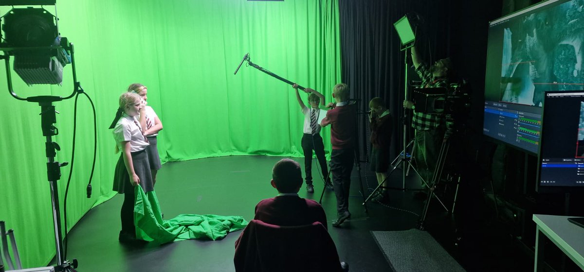 SDCHiTech's tweet image. Today we had the Digital Leaders from Preston Primary School onsite here at @sdcollege , where they had the opportunity to learn about film and green screening, MicroBits, programming to light LED&apos;s, Radio wave communications, with an added bonus of testing out our drones!