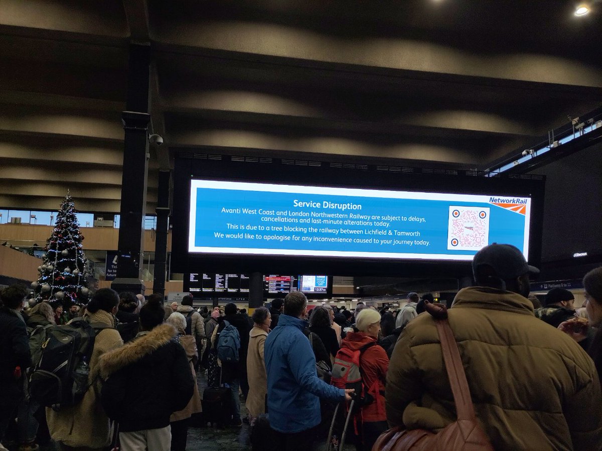 GiselleduToit's tweet photo. @BullingdonYob @guardianmoney Here to say exactly this. The small screens are not visible especially if the station is crowded. Scenes from last Christmas. https://t.co/WviI3rKQOD