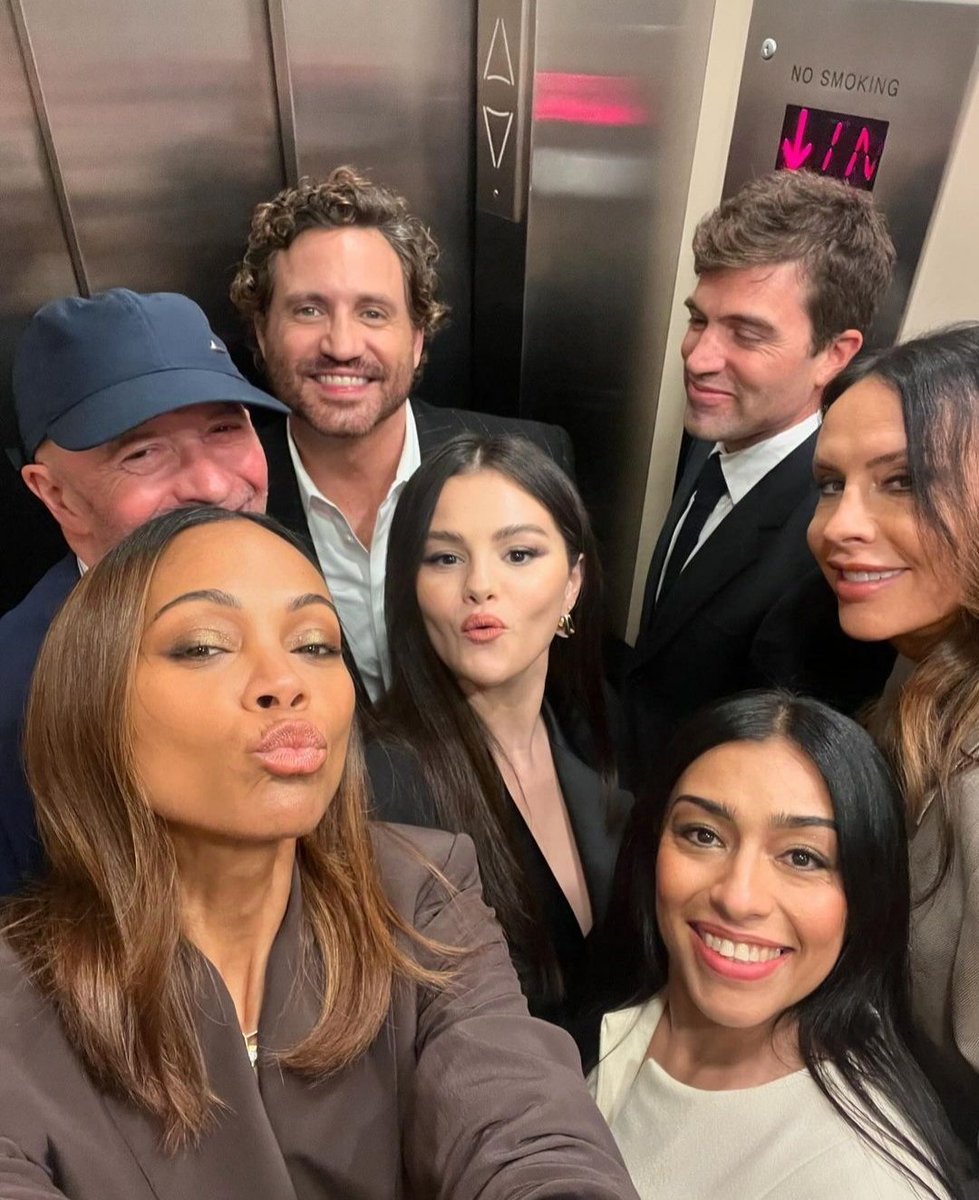 🏅 #ZoeSaldaña y #SelenaGomez reconocidas en Francia por su película #EmiliaPerez

✨ Ambas junto al resto del elenco fueron galardonadas con el prestigioso “Ordre des Arts et des Lettres”, reconocimiento por enriquecer la cultura francesa 🇫🇷