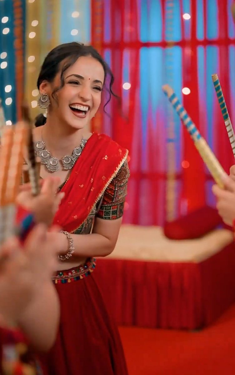 It's so endearing to see #SanayaIrani smile &amp; laugh, brings smile to my face &amp; not to forget, she's looking so pretty 🤩 #ArShi  #SaRun #BarunSobti 
MAGICAL SARUN