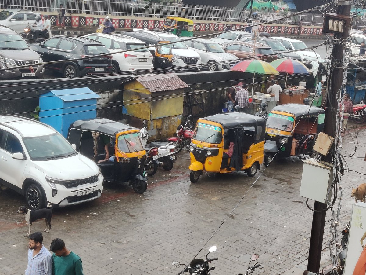 Manubbsr's tweet photo. @bmcbbsr Plz do something for this also...it will be grt help.for the whole area..parking problem..drainage occupied by vendors.. https://t.co/e5c1ZWVqP8