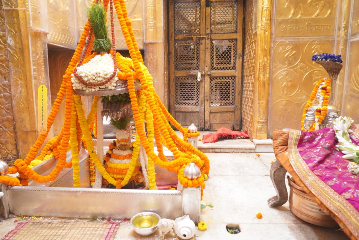 ShriVishwanath's tweet photo. 04.10.2024, बाबा विश्वनाथ के शयन आरती, दर्शन
#kashi #darshan #VishwanathDham https://t.co/4TR6Uk3v46
