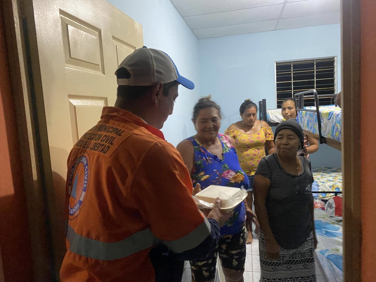 alcaldia_puerto's tweet image. Algo que quedó evidenciado durante la #AlertaRoja por lluvias tipo temporal y el #HuracánBeryl, donde nuestro Edil no dudo en ayudar y siempre estuvo cercano a nuestra gente.

#LaNuevaCiudadQueEstamosConstruyendo