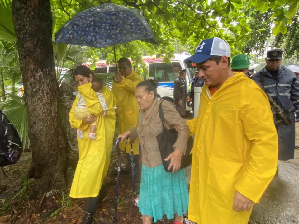 alcaldia_puerto's tweet image. Algo que quedó evidenciado durante la #AlertaRoja por lluvias tipo temporal y el #HuracánBeryl, donde nuestro Edil no dudo en ayudar y siempre estuvo cercano a nuestra gente.

#LaNuevaCiudadQueEstamosConstruyendo