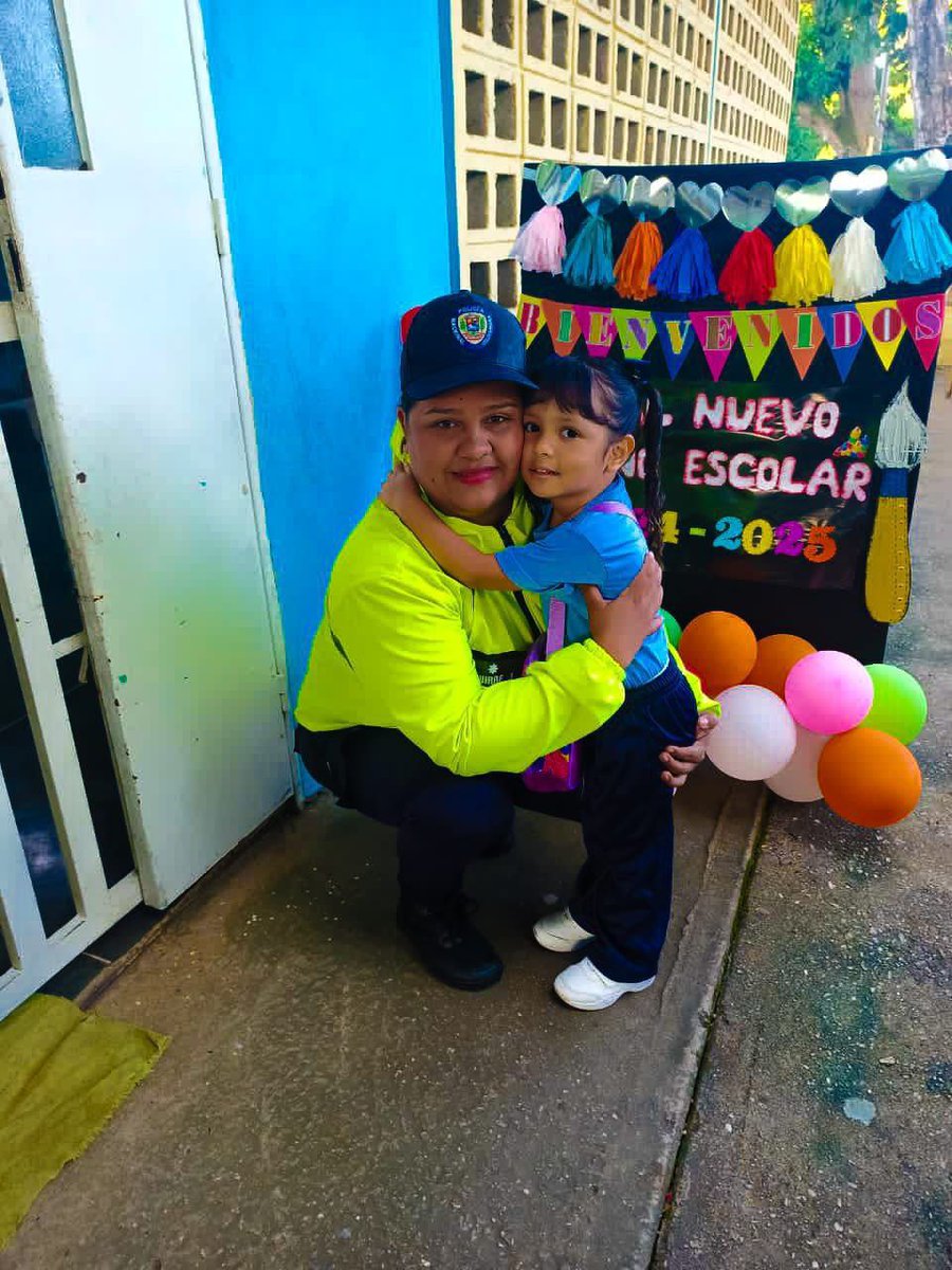 RedipLosLlanos's tweet photo. En el estado Cojedes,  funcionarios (as) de los distintos servicios de la @Pnbvzla, supervisan la seguridad y resguardan las instituciones escolares, así como también les llevan un mensaje de #EducaciónVial, #SeguridadCiudadana y #NoAlBullying. https://t.co/jVESxh6kP1