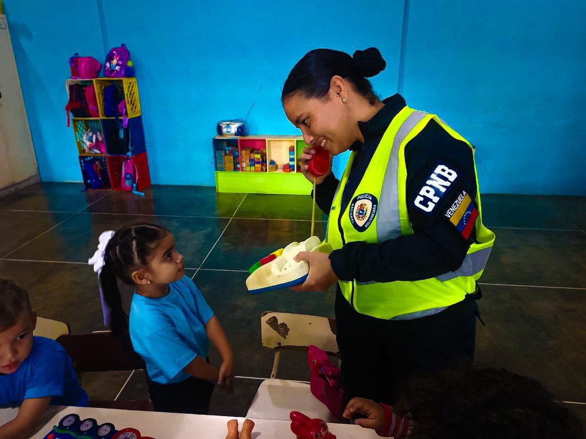 RedipLosLlanos's tweet photo. En el estado Cojedes,  funcionarios (as) de los distintos servicios de la @Pnbvzla, supervisan la seguridad y resguardan las instituciones escolares, así como también les llevan un mensaje de #EducaciónVial, #SeguridadCiudadana y #NoAlBullying. https://t.co/jVESxh6kP1