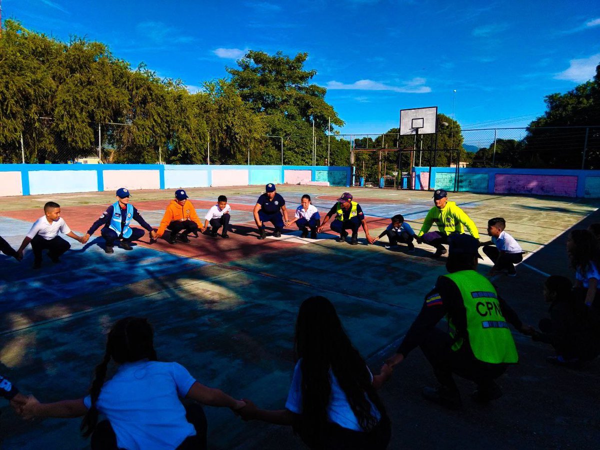 RedipLosLlanos's tweet photo. En el estado Cojedes,  funcionarios (as) de los distintos servicios de la @Pnbvzla, supervisan la seguridad y resguardan las instituciones escolares, así como también les llevan un mensaje de #EducaciónVial, #SeguridadCiudadana y #NoAlBullying. https://t.co/jVESxh6kP1