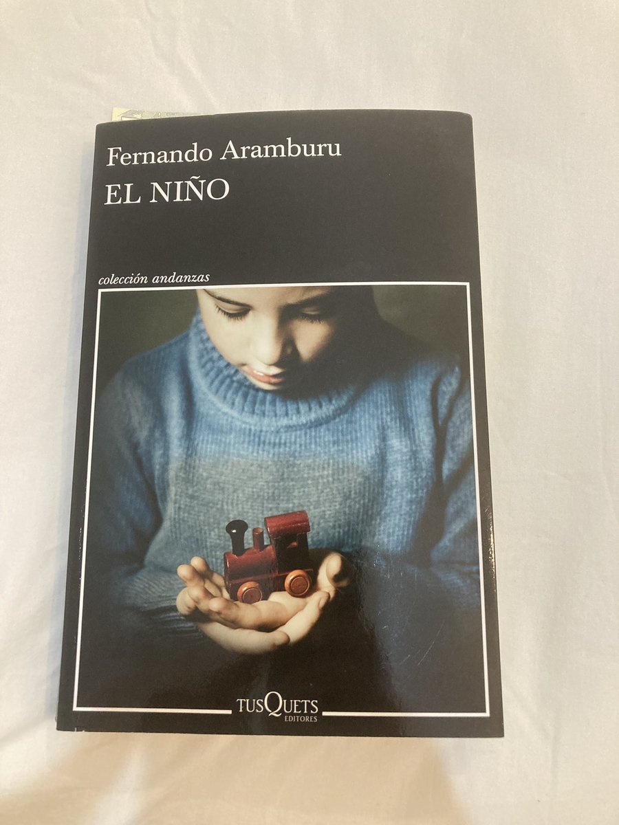 amendiri's tweet photo. Otra novela genial de @FernandoArambur. Con juego metaliterario incluido. 50 niños murieron en 1980 en un colegio de Ortuella por una fatal explosión. Detrás de grandes tragedias hay pequeñas historias. Personas que reaccionan distinto ante un mismo golpe atroz. @TusquetsEditor https://t.co/JoTVfz3c8i