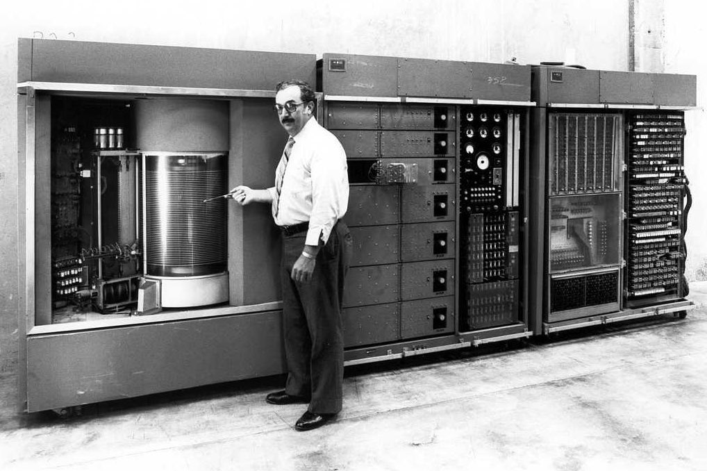 JonErlichman's tweet photo. 1956:                                            2024:

3.75 MB                                        1 TB https://t.co/prtohTtLDA