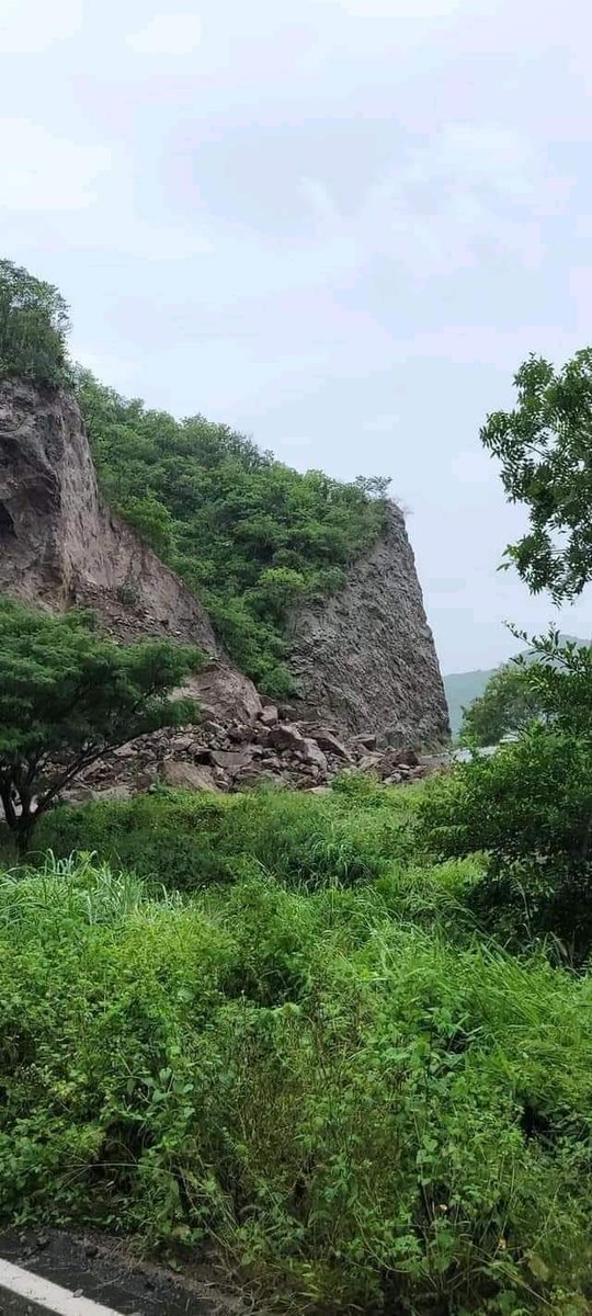 tvbus's tweet image. #AlertaVial 🚧⚠️ Deslizamiento de tierra y piedras, reportan la mañana de este viernes sobre la carretera a Santa María #Guienagati en la #SierraMixe #Oaxaca, debido a la constante lluvia de los últimos días.