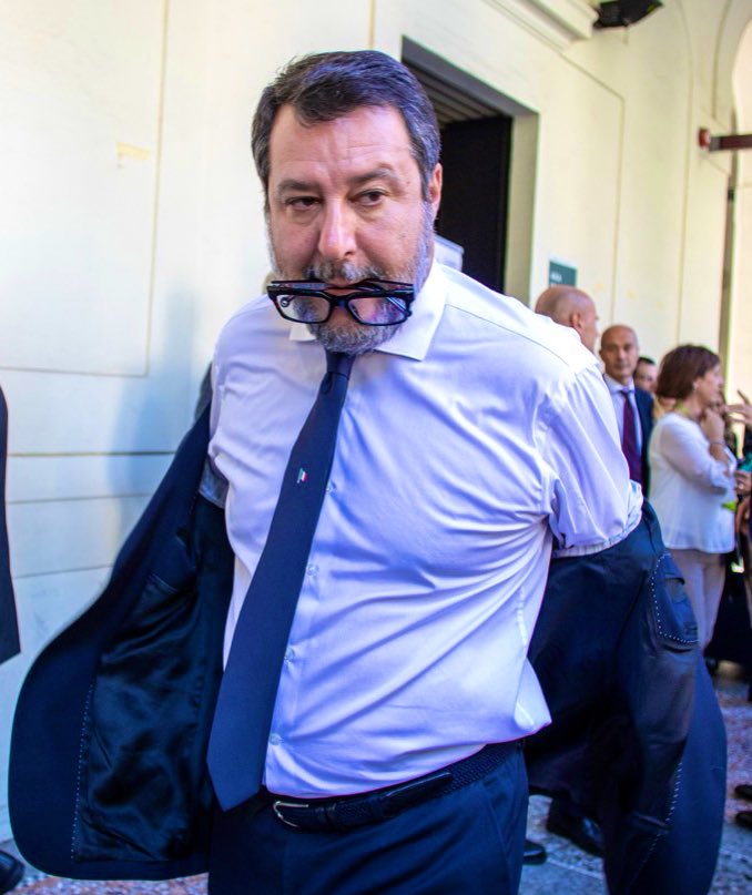 🚂📌🔨

"Io non vado in giro a piantare chiodi";
"uno ha piantato un chiodo nel posto sbagliato, voglio nome cognome e codice fiscale di questo";
"non dipendono da me le frane e la pioggia";
"non si possono escludere la frana, il suicidio, l'errore umano"; 
"una azienda ha