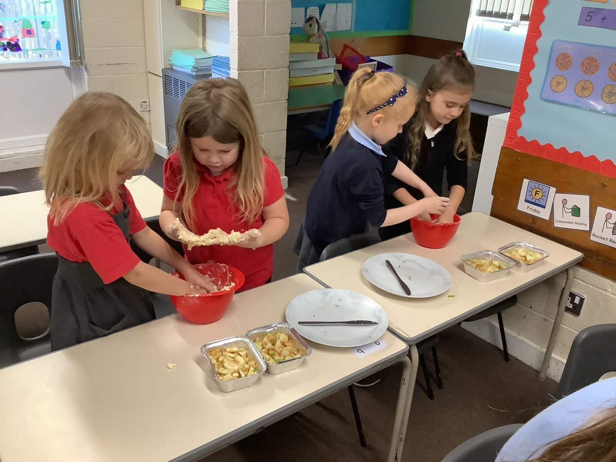 Y2AngramBank's tweet photo. Today in Design and Technology we made apple crumble. https://t.co/M2fU10dbzB