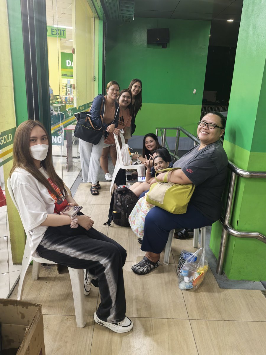 Puregold_PH's tweet photo. Grabeeee kayo mag-camp 😭 talagang pagbubutihin namin, hanggang sa mismong araw ng 
#PuregoldSariSariStoreMasskaravan2024 Ingat &amp; safe night ahead sa inyong lahat 😊🤗

#AlwaysPanalo 
#MasskaraFestival2024
#SkustaClee
#FlowG
#SB19 https://t.co/NWAOo5DSix