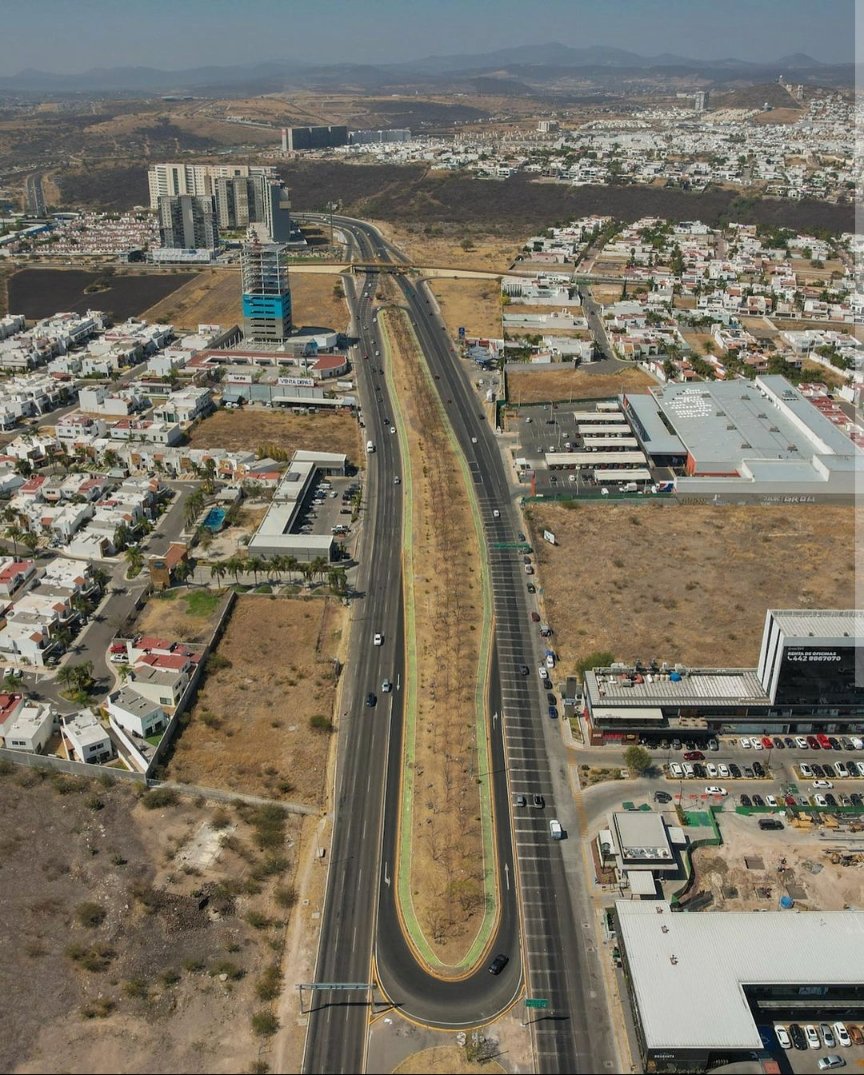 gdays11's tweet photo. @MomentumMag This cycle path is built within a bypass where cars circulate at more than 100km/h+ without any access to enter or exit in #queretaro #mexico https://t.co/PI6KywdUE1