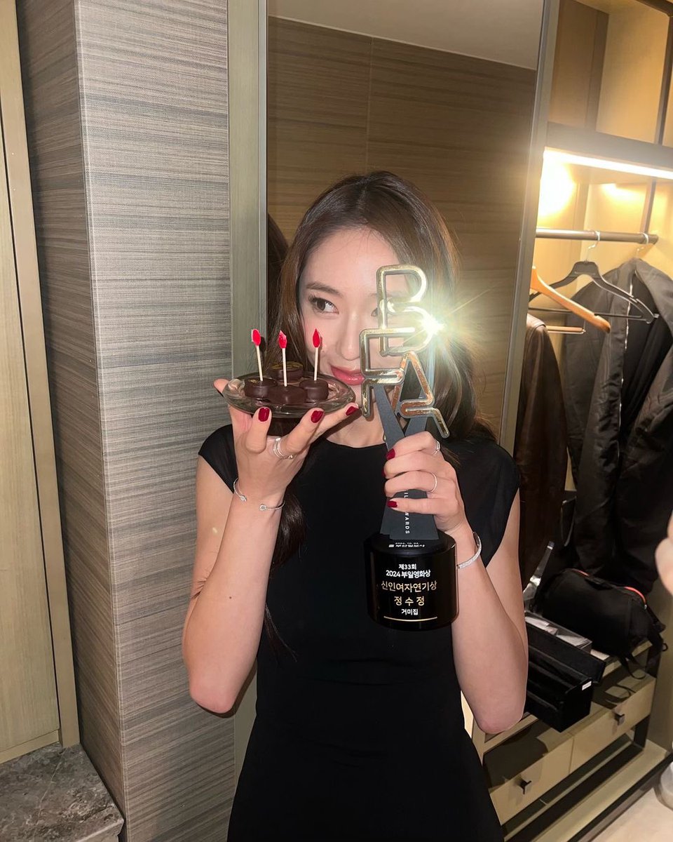 Krystal’s instagram update
“vousmevoyez: i received an award for Yurim last night🥹
Thank you to the Cobweb team, Buil Film Awards, and everyone who congratulated me🤍✨”