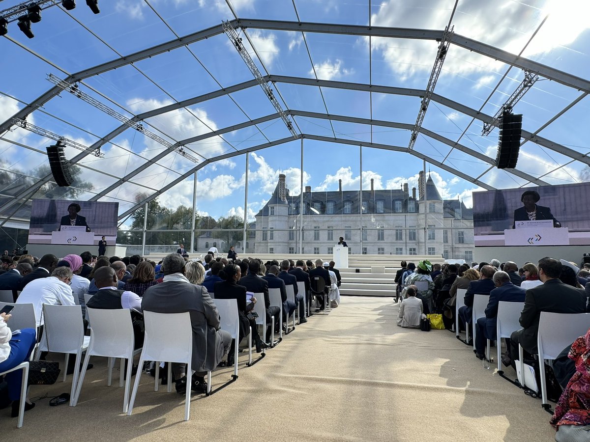 AnneTallineau's tweet photo. 🙏al’engagement des jeunes  🇫🇷🇩🇪🇹🇳 @ofaj_dfjw au festival #Francophonie à l’occasion #SommetdelaFrancophonie. Pour que la langue ouvre les horizons et facilite les projets des jeunes comme l’apprentissage des langues dans leur diversité! @citelanguefr @OIFrancophonie https://t.co/us5jIxBqfI