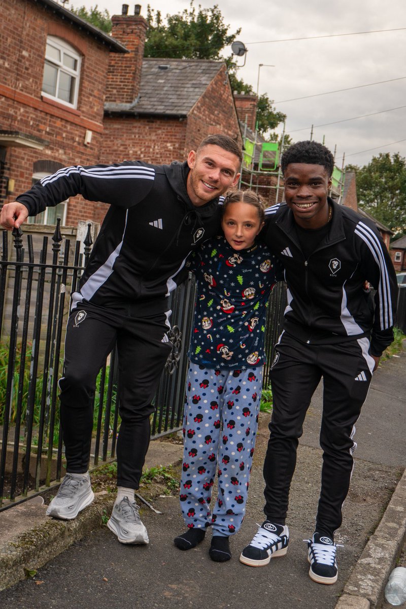 Yesterday, we delivered 200 food parcels to the local community alongside <a href="/IslamicReliefUK/">Islamic Relief UK</a> with <a href="/SalfordCityFC/">Salford City FC</a> players Jon Taylor, Junior Luamba and Kelly N’mai! 🦁 

The lads gave out packages with tickets for Saturday's game, and signed footballs for fans 🙌
