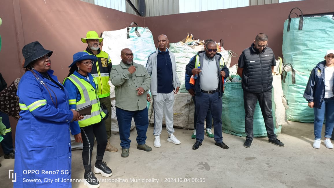 CleanerJoburg's tweet photo. More from today's clean-up program with @GautengProvince #DepartmentOfAgriculturalAndRuralDevelopment and partners #Petco and #Polyco at the Purpose Recycling Buy-back Centre in Eldorado Park and Pikitup Avalon Depot @CityofJoburgZA @JackSekwaila #ReduceReuseRecycle https://t.co/ZarHAkUTRJ