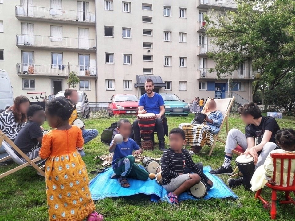 BeatsAndSounds_'s tweet photo. 🪘🎶 En juillet j'ai eu l'opportunité d'animer des #ateliers de découverte des #chants #percussions d'Afrique de l'Ouest pour les habitants rue de la Bruyère #Angers #animations de proximité organisées par L'Archipel - Maison de quartier
#larchipel #beatsandsounds #angersmaville https://t.co/RbBO3146bh
