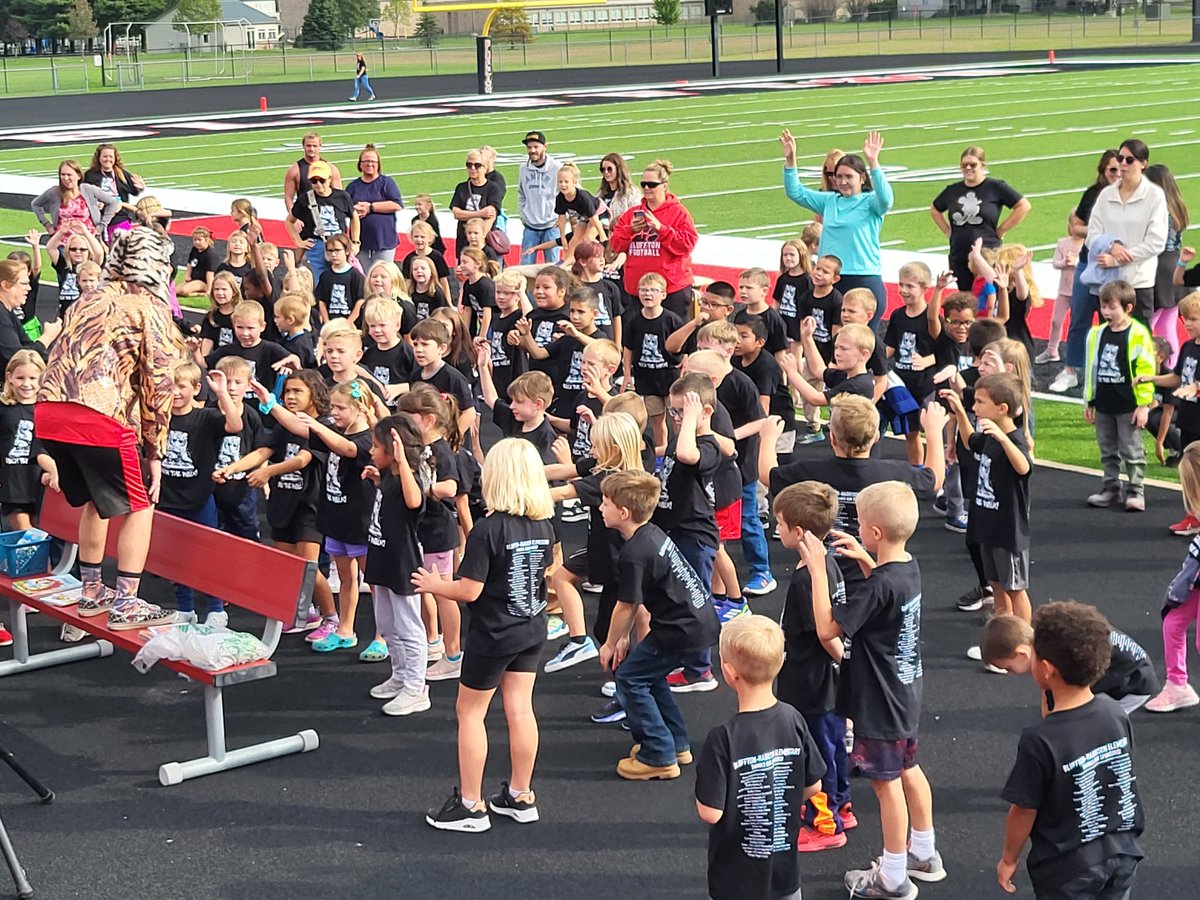 JessicaB_Writes's tweet photo. It's time for the 1st grade walk-a-thon dance party! https://t.co/AUAbR0E15a