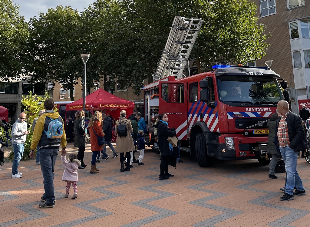 Op zaterdag 12 oktober 2024 is de jaarlijkse Veiligheidsmarkt op het Stadhuisplein in Lelystad. Van 12.00 uur tot 16.00 uur is het plein omgetoverd tot een evenement voor jong en oud waar alles draait om veiligheid. Bekijk het programma: rebrand.ly/veiligheidsmar…