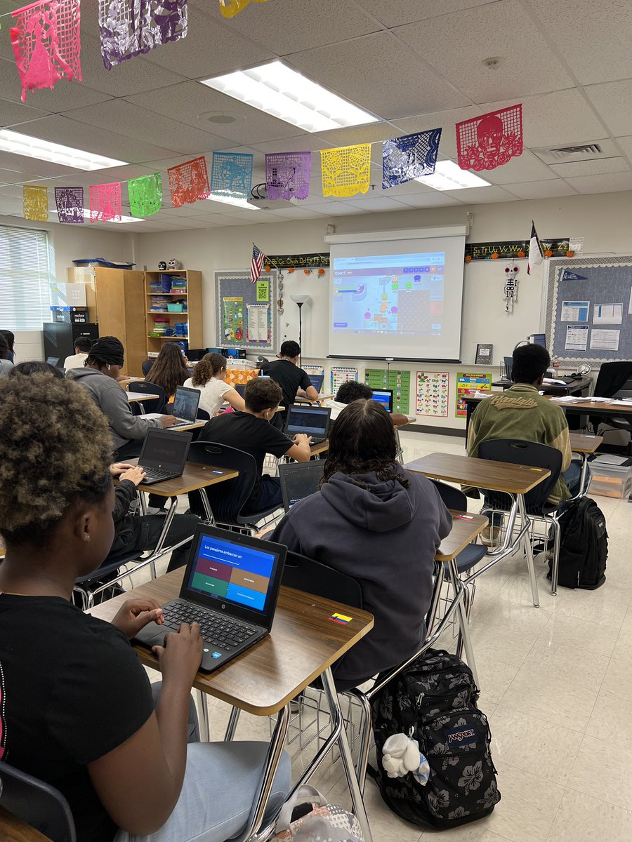 Viernes de juegos! Reviewing new vocabulary with #gimkit #harlanhawks #hawknation